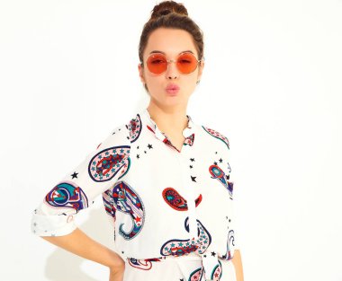 Gündelik yaz giysileri, hava öpücük vererek gülümseyen kız modeli