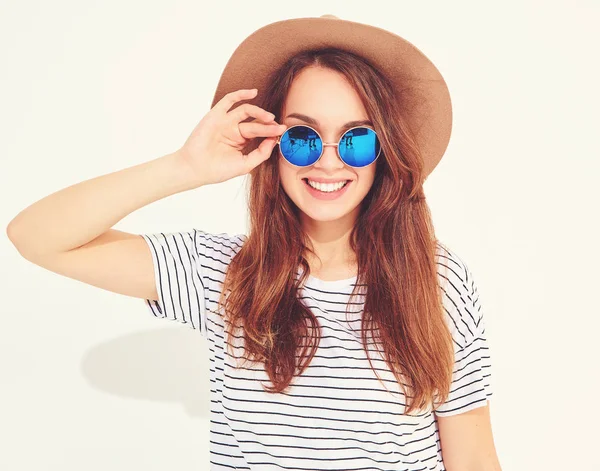 Retrato Jovem Elegante Modelo Menina Rindo Roupas Verão Casuais Chapéu — Fotografia de Stock