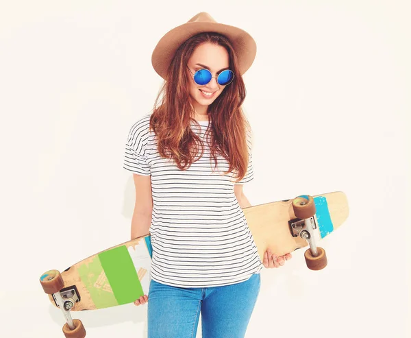 Porträt Eines Jungen Stylischen Mädchenmodels Lässiger Sommerkleidung Mit Braunem Hut — Stockfoto