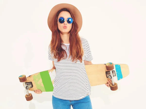 Portre rahat yaz giysileri longboard resepsiyon ile poz kahverengi şapkalı şık kız modeli. Beyaz izole