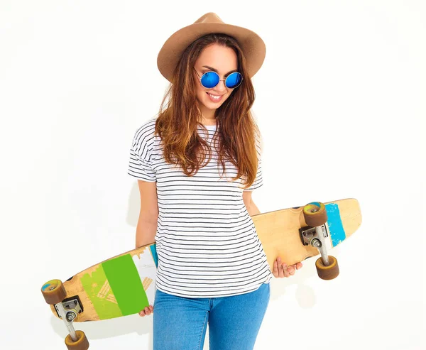 Portre rahat yaz giysileri longboard resepsiyon ile poz kahverengi şapkalı şık kız modeli. Beyaz izole