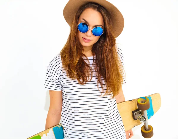 Portre rahat yaz giysileri longboard resepsiyon ile poz kahverengi şapkalı şık kız modeli. Beyaz izole