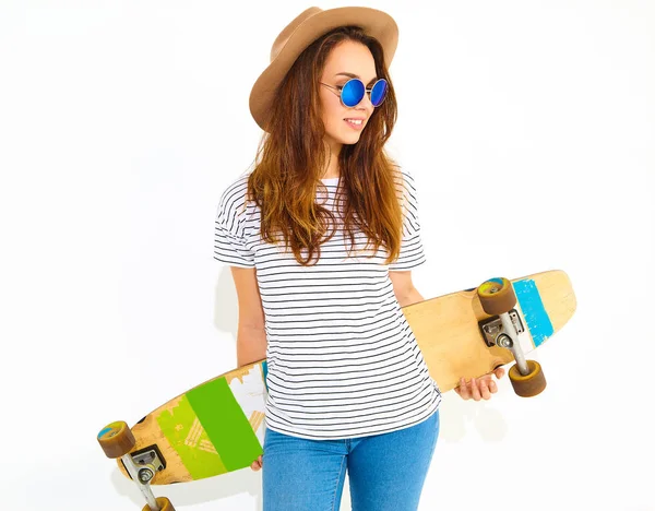 Portre rahat yaz giysileri longboard resepsiyon ile poz kahverengi şapkalı şık kız modeli. Beyaz izole