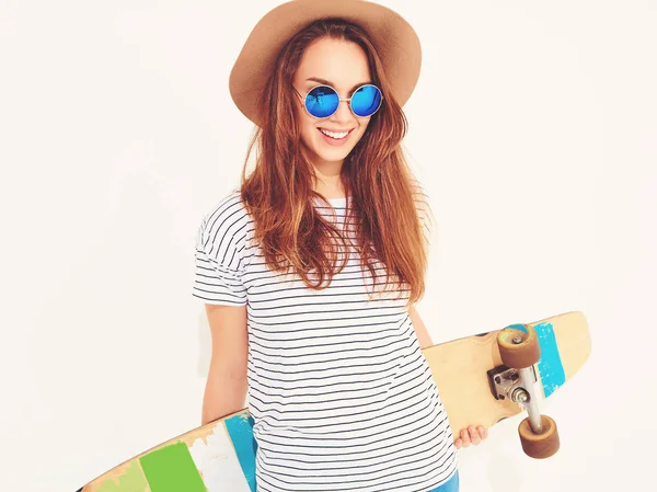 Portre rahat yaz giysileri longboard resepsiyon ile poz kahverengi şapkalı şık kız modeli. Beyaz izole