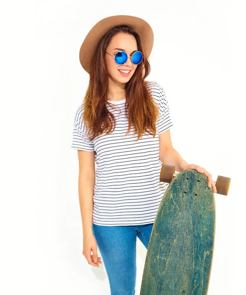 Portre rahat yaz giysileri longboard resepsiyon ile poz kahverengi şapkalı şık kız modeli. Beyaz izole
