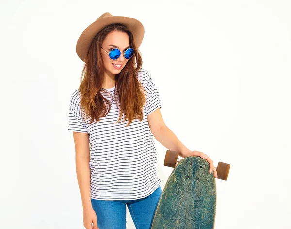 Longboard 데스크와 포즈를 취하는 모자에 캐주얼 옷에서의 초상화 — 스톡 사진