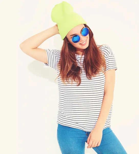 Genç şık kız modeli rahat yaz giysileri içinde sarı bere şapka portresi. Beyaz izole