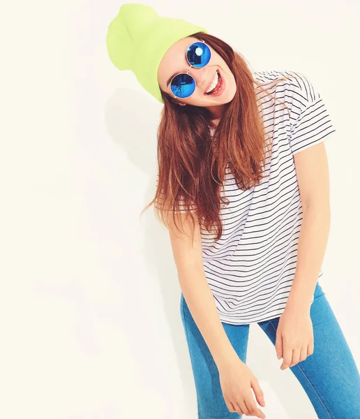 Genç şık kız modeli rahat yaz giysileri içinde sarı bere şapka portresi. Beyaz izole