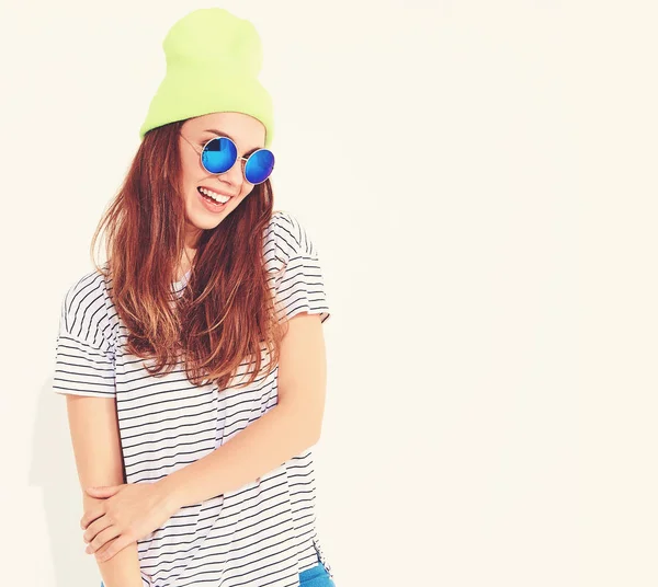 Genç şık kız modeli rahat yaz giysileri içinde sarı bere şapka portresi. Beyaz izole