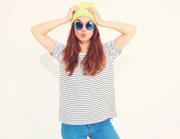 Genç şık kız modeli rahat yaz giysileri içinde sarı bere şapka portresi. Beyaz izole