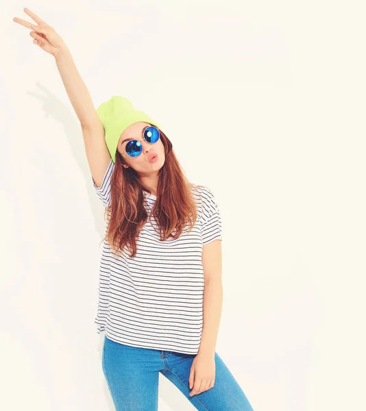 Retrato Joven Modelo Chica Con Estilo Ropa Verano Casual Sombrero — Foto de Stock
