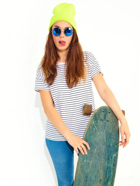 Portre rahat yaz giysileri longboard resepsiyon ile poz sarı beanie şapkalı şık kız modeli. Beyaz izole