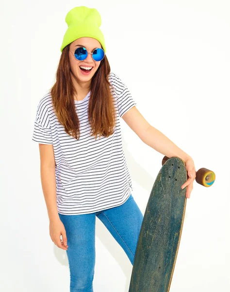Portre rahat yaz giysileri longboard resepsiyon ile poz sarı beanie şapkalı şık kız modeli. Beyaz izole