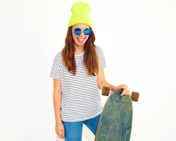 Portre rahat yaz giysileri longboard resepsiyon ile poz sarı beanie şapkalı şık kız modeli. Beyaz izole