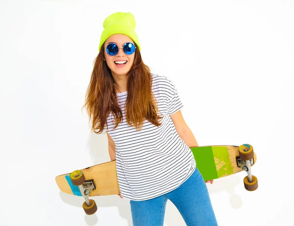 Portre rahat yaz giysileri longboard resepsiyon ile poz sarı beanie şapkalı şık kız modeli. Beyaz izole