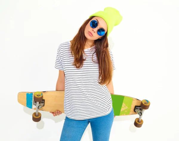 Portre rahat yaz giysileri longboard resepsiyon ile poz sarı beanie şapkalı şık kız modeli. Beyaz izole