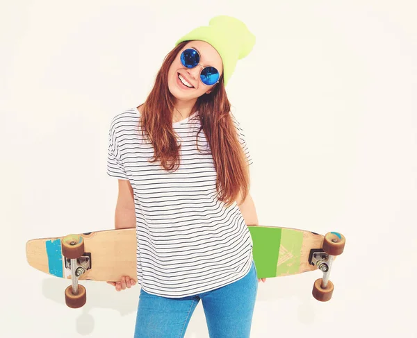 Portre rahat yaz giysileri longboard resepsiyon ile poz sarı beanie şapkalı şık kız modeli. Beyaz izole