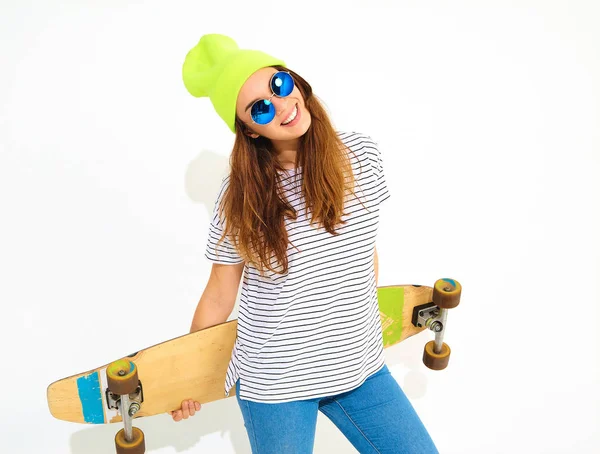 Portre rahat yaz giysileri longboard resepsiyon ile poz sarı beanie şapkalı şık kız modeli. Beyaz izole