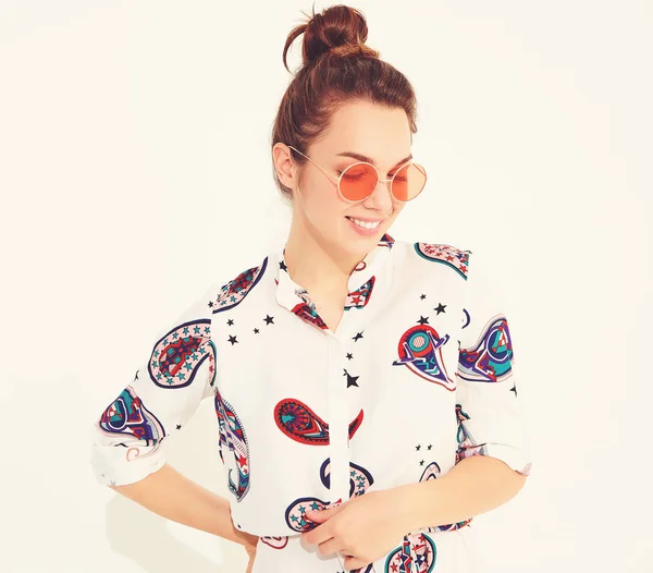 Gülümseyen kız modeli güneş gözlüğü rahat yaz giysileri