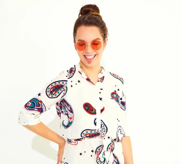 Gündelik yaz giysileri, dilini gösteren gülümseyen kız modeli