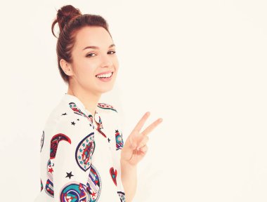 Gündelik yaz giysileri, barış işaret gösteren gülümseyen kız modeli