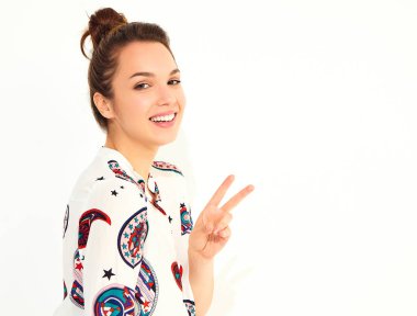 Gündelik yaz giysileri, barış işaret gösteren gülümseyen kız modeli