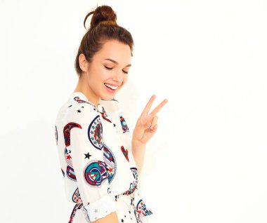 Gündelik yaz giysileri, barış işaret gösteren gülümseyen kız modeli