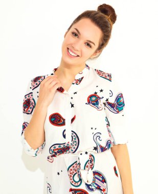 Gülümseyen kız modeli rahat yaz giysileri