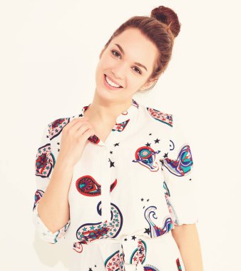 Gülümseyen kız modeli rahat yaz giysileri