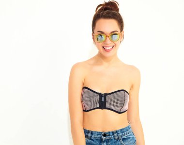 Gülümseyen kız modeli rahat yaz mayo giysileri