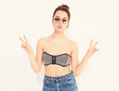 Gündelik yaz mayo giysileri, barış işaret gösteren gülümseyen kız modeli