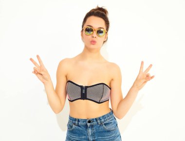 Gündelik yaz mayo giysileri, barış işaret gösteren gülümseyen kız modeli