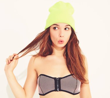 Genç şık gülümseyen kız modeli rahat yaz mayo giysileri, sarı beanie portresi