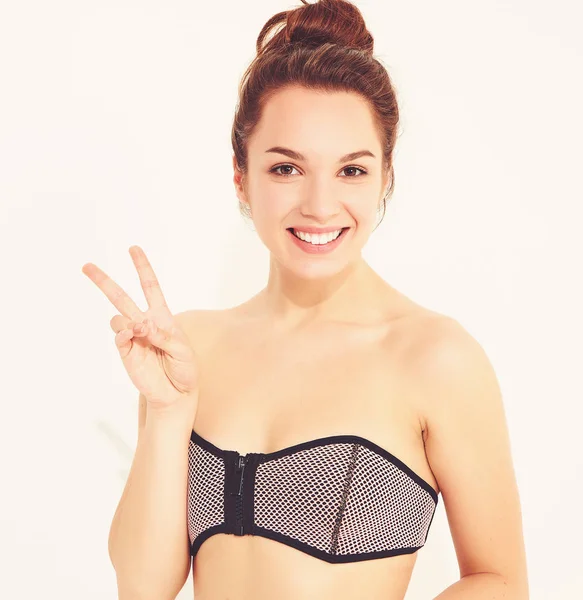 Gündelik yaz mayo giysileri, barış işaret gösteren gülümseyen kız modeli