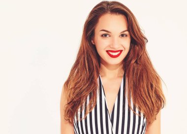 İle izole kırmızı dudaklar ile rahat yaz çizgili takım elbise genç şık gülümseyen kız modeli