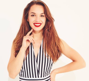 İle izole kırmızı dudaklar ile rahat yaz çizgili takım elbise genç şık gülümseyen kız modeli