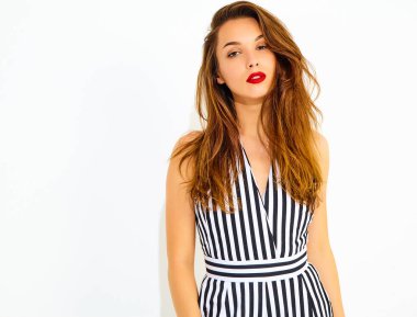 İle izole kırmızı dudaklar ile rahat yaz çizgili takım elbise genç şık kız modeli