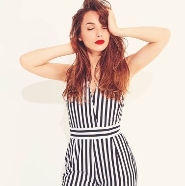 İle izole kırmızı dudaklar ile rahat yaz çizgili takım elbise genç şık gülümseyen kız modeli