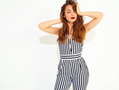 İle izole kırmızı dudaklar ile rahat yaz çizgili takım elbise genç şık gülümseyen kız modeli