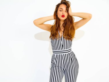 İle izole kırmızı dudaklar ile rahat yaz çizgili takım elbise genç şık gülümseyen kız modeli