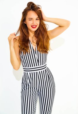 Genç şık gülümseyen kız ile rahat yaz çizgili takım elbise modeli ile izole kırmızı dudaklar. Göz kırpıyor