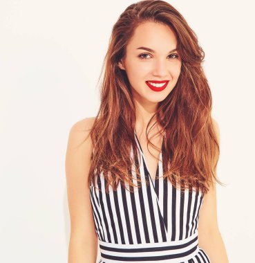 İle izole kırmızı dudaklar ile rahat yaz çizgili takım elbise genç şık gülümseyen kız modeli