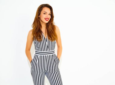 İle izole kırmızı dudaklar ile rahat yaz çizgili takım elbise genç şık gülümseyen kız modeli