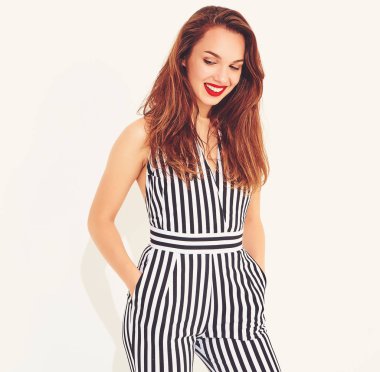 İle izole kırmızı dudaklar ile rahat yaz çizgili takım elbise genç şık gülümseyen kız modeli