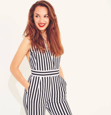 İle izole kırmızı dudaklar ile rahat yaz çizgili takım elbise genç şık gülümseyen kız modeli