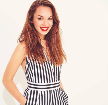 İle izole kırmızı dudaklar ile rahat yaz çizgili takım elbise genç şık gülümseyen kız modeli