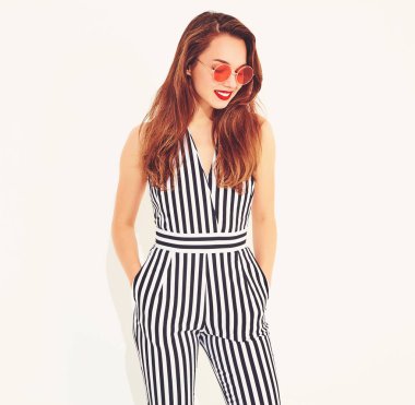 İle izole kırmızı dudaklar ile rahat yaz çizgili takım elbise genç şık gülümseyen kız modeli