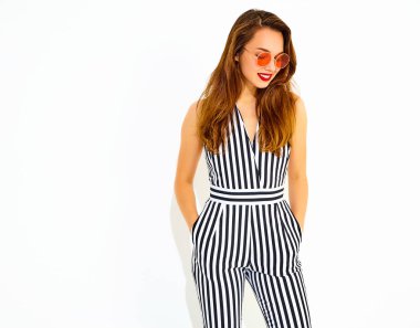 İle izole kırmızı dudaklar ile rahat yaz çizgili takım elbise genç şık gülümseyen kız modeli