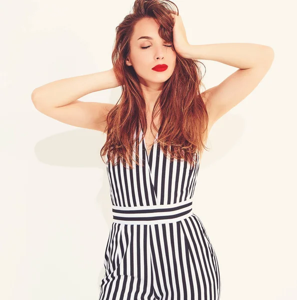 İle izole kırmızı dudaklar ile rahat yaz çizgili takım elbise genç şık gülümseyen kız modeli