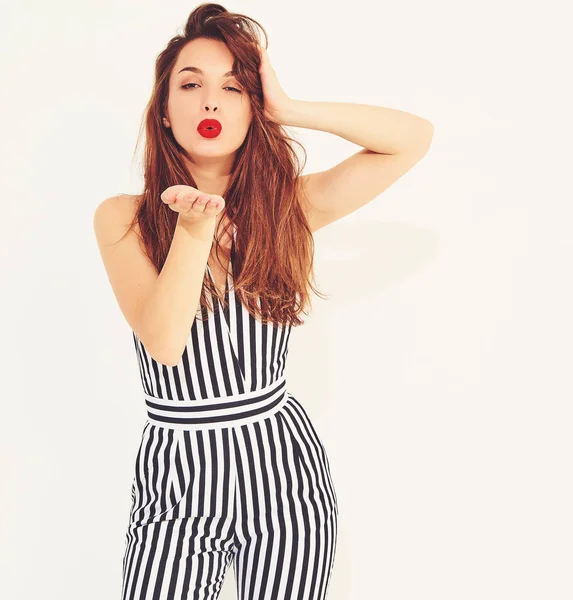 Genç şık gülümseyen kız ile rahat yaz çizgili takım elbise modeli ile izole kırmızı dudaklar. Hava öpücük vererek